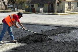 Por instrucciones de la alcaldesa de Sabinas, Diana Haro Martínez, se contrataron dos cuadrillas más para intensificar los trabajos de bacheo.