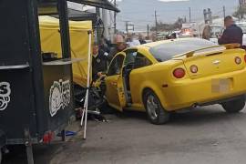 Dos clientas, una de ellas adulta mayor, resultaron con diversas lesiones mientras desayunaban cuando el automóvil perdió el control y terminó sobre la banqueta.