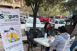 Personal de la Bolsa de Trabajo Municipal brinda atención directa a buscadores de empleo en el Antiguo Banco de México.