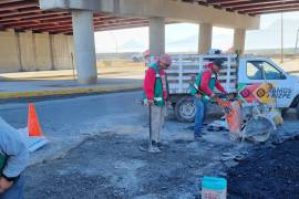 Cuadrillas realizaron trabajos de rehabilitación en el paso inferior del libramiento, donde el deterioro de la carpeta asfáltica representaba un riesgo para los automovilistas.