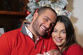 Familia. La pareja de actores cerró el año con la llegada de su bebé, al que describieron como ‘el mejor regalo de Navidad’.