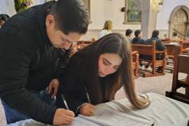 Feligreses participan con su firma como muestra de apoyo a la elevación del templo.