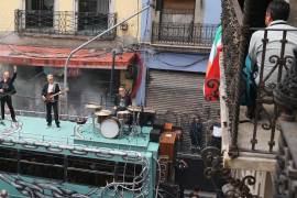 Épico. Decenas de fans y turistas captaron con sus celulares el momento en que la banda irlandesa apareció sobre un autobús turquesa en la CDMX