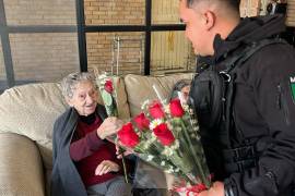 Policías municipales convivieron con adultos mayores en el asilo Ropero del Pobre y la casa de reposo del Buen Amanecer.