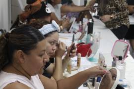 Participantes aprenderán técnicas básicas y prácticas de automaquillaje en un ambiente comunitario.