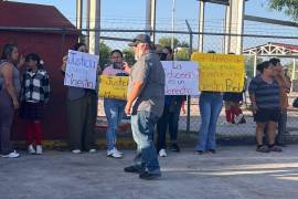 Esta semana, padres de familia realizaron una manifestación para pedir que sus hijos tengan clases, aunque tengan que impartirse a más de 100 metros del plantel.