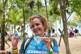 Gabriela Saltijeral Oaxaca, docente de natación en el Colegio Albatros, busca patrocinadores para participar en el Mundial de Oceanman en Dubái.