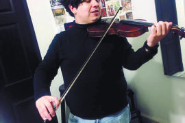 Sala Prisma presentará a dupla de violines, con Bach y dos estrenos