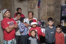 El chef Aaron Benassi junto a su familia entregó una cena navideña a la familia de Juanito, habitante de la colonia Real Villa de la Comunidad, en un gesto de solidaridad y esperanza.