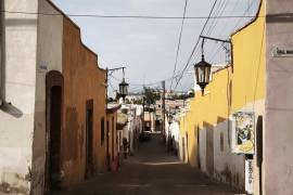 La señora Yolanda, de 68 años y residente del Callejón de Miraflores, ha sido víctima de señalamientos falsos en redes sociales que la vinculan con desapariciones de menores en la zona.