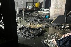 Incendio en vivienda de Guadalupe, Nuevo León, provoca movilización de Bomberos y Protección Civil tras activarse pirotecnia almacenada; no se reportan heridos.