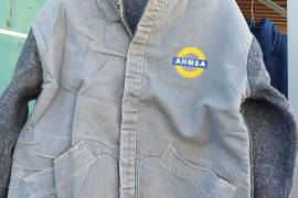 Las prendas, usadas durante décadas por miles de trabajadores de AHMSA, se han convertido en objetos de colección que evocan la memoria obrera y la historia del acero en Coahuila.