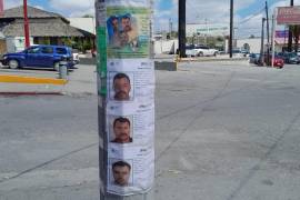 En distintos puntos de la ciudad se colocaron fotografías de las personas desaparecidas.