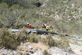 Protección civil en la Sierra de Iturbide tras el accidente de un automóvil que cayó al barranco