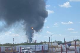 De lejos se puede apreciar una densa columna de humo lo que alertó sobre el incendio en la Refinería de Pemex