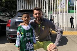 Jugador del León cumple sueño de un niño por el Día de Reyes