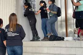 Integrantes de Fuerzas Unidas por Desaparecidos en Nuevo León colocaron una fotografía de Roy en la entrada de la Fiscalía General de Justicia del estado