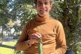 Arturo Macías informó que se trajo la maquinaria desde España y produce un aceite de oliva artesanal, de primera prensa en frío y virgen extra. FOTO: