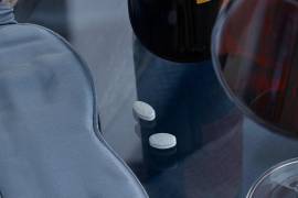 Nno te ayudas para nada si mezclas melatonina con alcohol antes de dormir, y es probable que incluso pongas en riesgo tu salud.