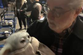 Enloquecen en redes por imagen de George Lucas cargando al baby Yoda