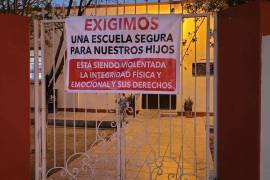 Los padres desplegaron una manta en el acceso principal, donde se solicita mayor seguridad para los estudiantes.