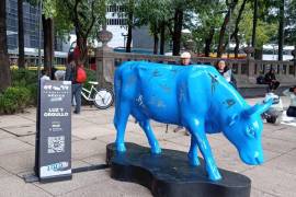 Las coloridas esculturas del Cow Parade adornan el Paseo de la Reforma, ofreciendo una fusión de arte y cultura.
