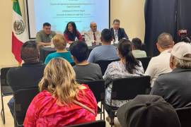 El Dr. José Valeriano Ibáñez de la Rosa, titular del OOAD IMSS Coahuila, presentó el programa para trabajadores independientes en el Consulado de México en Eagle Pass.