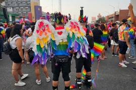 Vestidos con trajes multicolores, pelucas y zapatos de plataforma, integrantes de la comunidad LGBTQ+ soportaron las altas temperaturas durante la 23 Marcha del Orgullo.