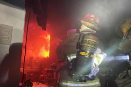 El fuego consumió parte del patio trasero, electrodomésticos y una sección de la estructura de la cocina, mientras bomberos realizaban maniobras especializadas para evitar que las llamas se propagaran a otras áreas de la vivienda.