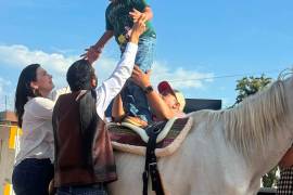 Nube, una de las yeguas que participa en las actividades, recibió una bendición durante el encuentro realizado en Saltillo.