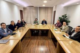Zoé Robledo, director general del IMSS, junto a Rafael Olivos, líder sindical del SNTSS, en la mesa de diálogo para el incremento salarial.