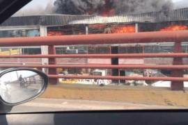 Fábrica de cartón se incendia en Tenayuca