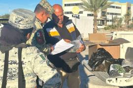 Autoridades municipales entregan a la Sedena el material pirotécnico asegurado para su destrucción.