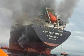 Esta imagen, difundida por la Marina Real Tailandesa, muestra el buque de carga tailandés Mayuree Naree, que fue alcanzado e incendiado en el estrecho de Ormuz el miércoles 11 de marzo de 2026.