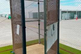Esta imagen del 21 de enero de 2026 muestra un pequeño recinto metálico utilizado para albergar a detenidos en el centro de detención de inmigrantes conocido como Alcatraz de los Caimanes, en el condado de Collier.