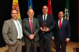 Carlos Kalionchis y Aníbal Soberón Rodríguez recibieron en Madrid la Escoba de Platino 2026 en representación del Gobierno Municipal de Saltillo.