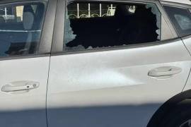 Las imágenes compartidas por afectados muestran daños en los cristales de vehículos estacionados en colonias del poniente de Saltillo.