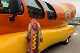 Niño se disfraza de 'hot dog' para foto del colegio, se hace viral y recibe visita del Wienermobil