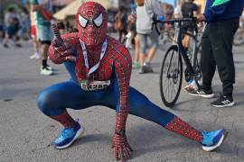 Rubén Torres recorrió los 21 kilómetros caracterizado como Spider-Man, una tradición que mantiene desde hace varios años para motivar a niños y corredores durante la competencia.