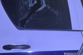 Vecinos lanzaron objetos desde la calle y azoteas contra las unidades oficiales.