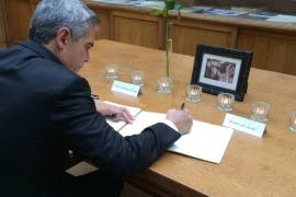 Mancera firma libro de condolencias por mexicanas muertas en los ataques de París