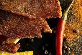 La carne seca, conocida en distintas regiones como jerky, tasajo o machaca deshidratada, es un alimento tradicional.