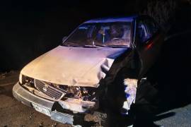 El Nissan Sentra Tsuru terminó a un costado de la carretera luego de colisionar contra una unidad de transporte de personal.