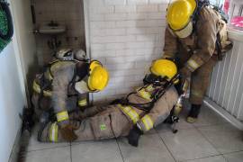 Elementos del Cuerpo de Bomberos realizaron prácticas de búsqueda y rescate en escenarios simulados.