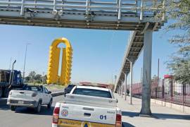 Inspectores de la Dirección de Protección Civil revisan grietas, señalética y riesgos en puentes peatonales de Torreón.