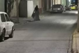 Una misteriosa mujer que caminaba con un vestido blanco por las calles empedradas de Parras causó curiosidad entre los vecinos.