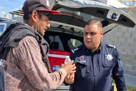 Elementos de Seguridad Pública entregaron agua a ciudadanos durante recorridos por Piedras Negras.