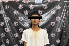 Una mochila negra con un estéreo, un acumulador y un teléfono celular fue localizada durante la revisión policial.