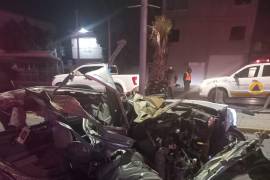 El automóvil Chrysler 300 quedó parcialmente destruido tras impactarse contra la estructura metálica.