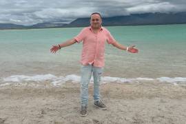 Lalo España disfrutó de los paisajes naturales de Cuatro Ciénegas durante su visita a Coahuila.